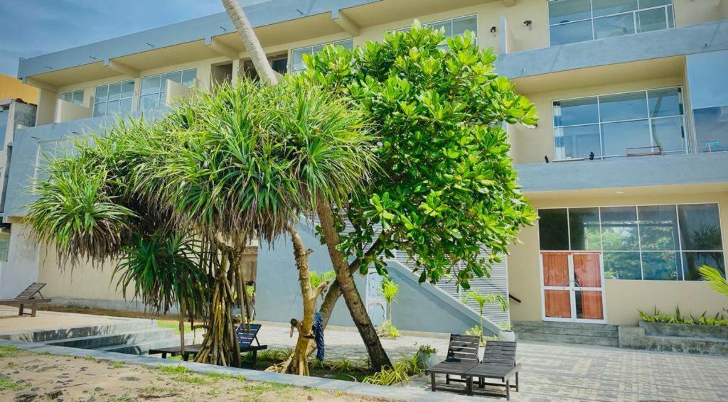Sevenra Grand Beach Hotel Ambalangoda  Exterior photo