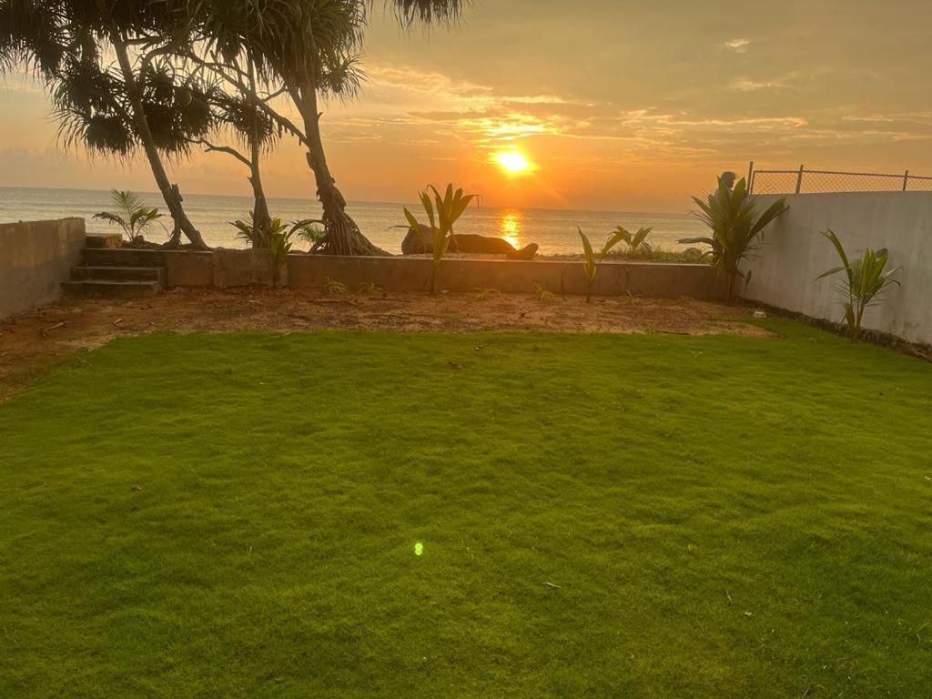 Sevenra Grand Beach Hotel Ambalangoda  Exterior photo