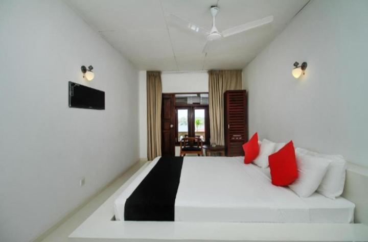 Sevenra Grand Beach Hotel Ambalangoda  Exterior photo